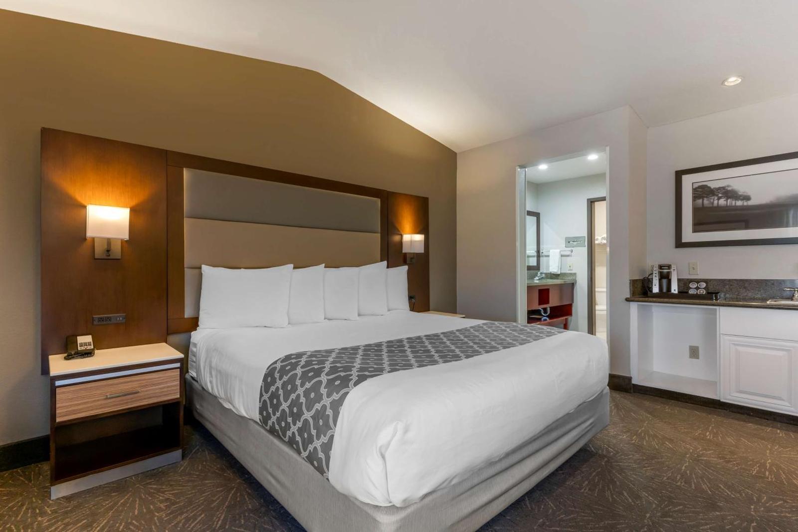 Best Western Plus Forest Park Inn