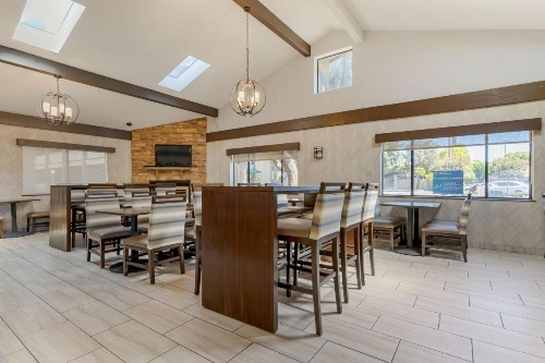 Best Western Plus Forest Park Inn image 40